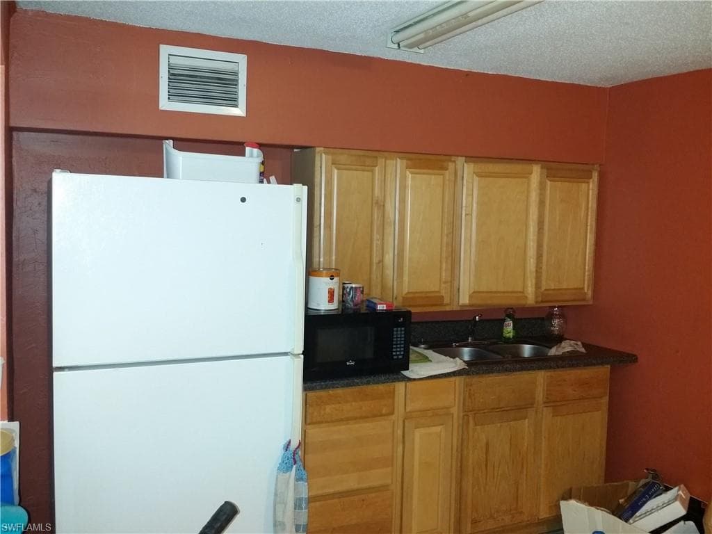 950 Lakeview DR, NORTH FORT MYERS FL 33903-13