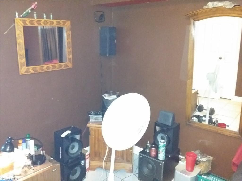 950 Lakeview DR, NORTH FORT MYERS FL 33903-17