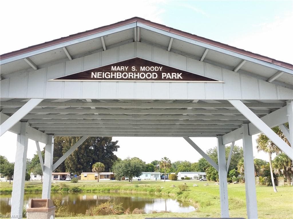 950 Lakeview DR, NORTH FORT MYERS FL 33903-39