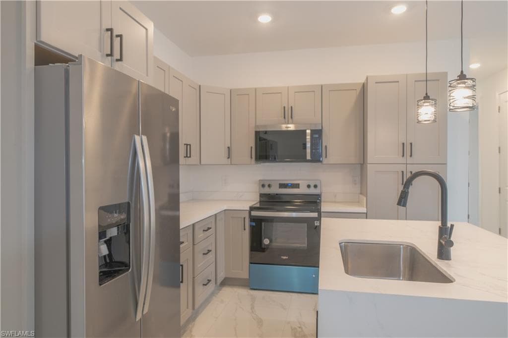 2045 Carver AVE, FORT MYERS FL 33916-2