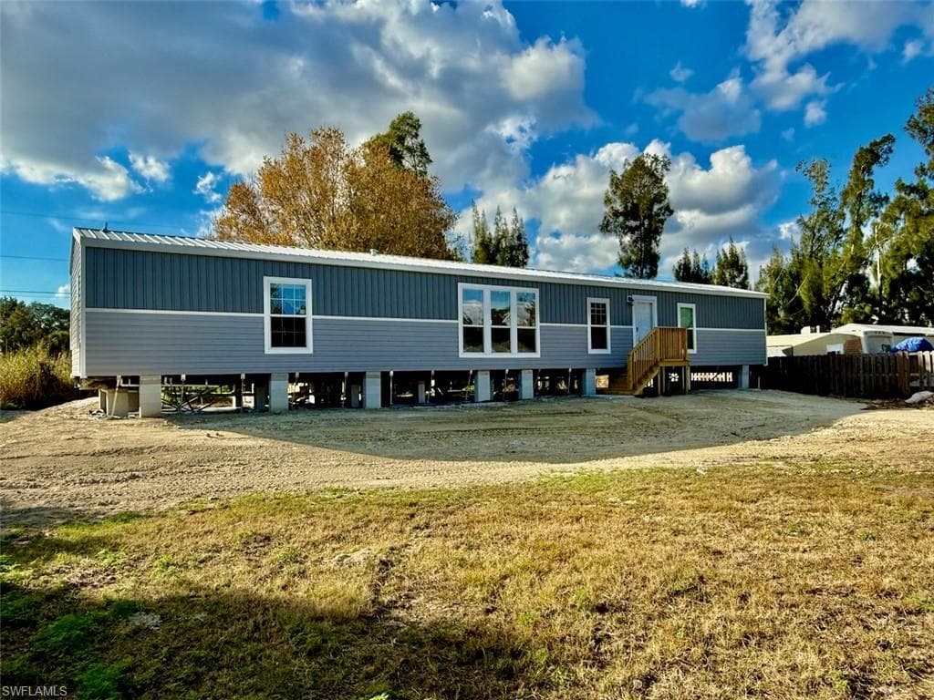 8104 Marx DR, NORTH FORT MYERS FL 33917-1