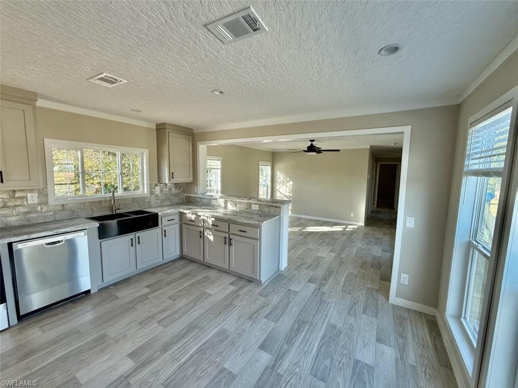 8104 Marx DR, NORTH FORT MYERS FL 33917-3