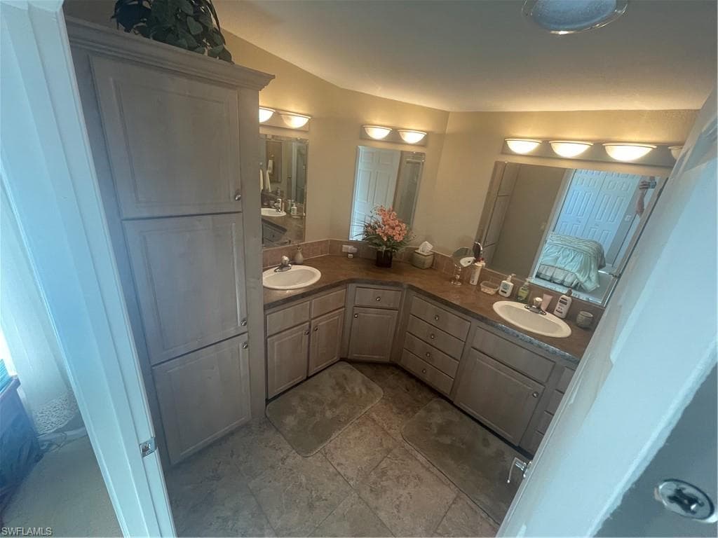 10015 Parkwood DR, FORT MYERS FL 33905-35