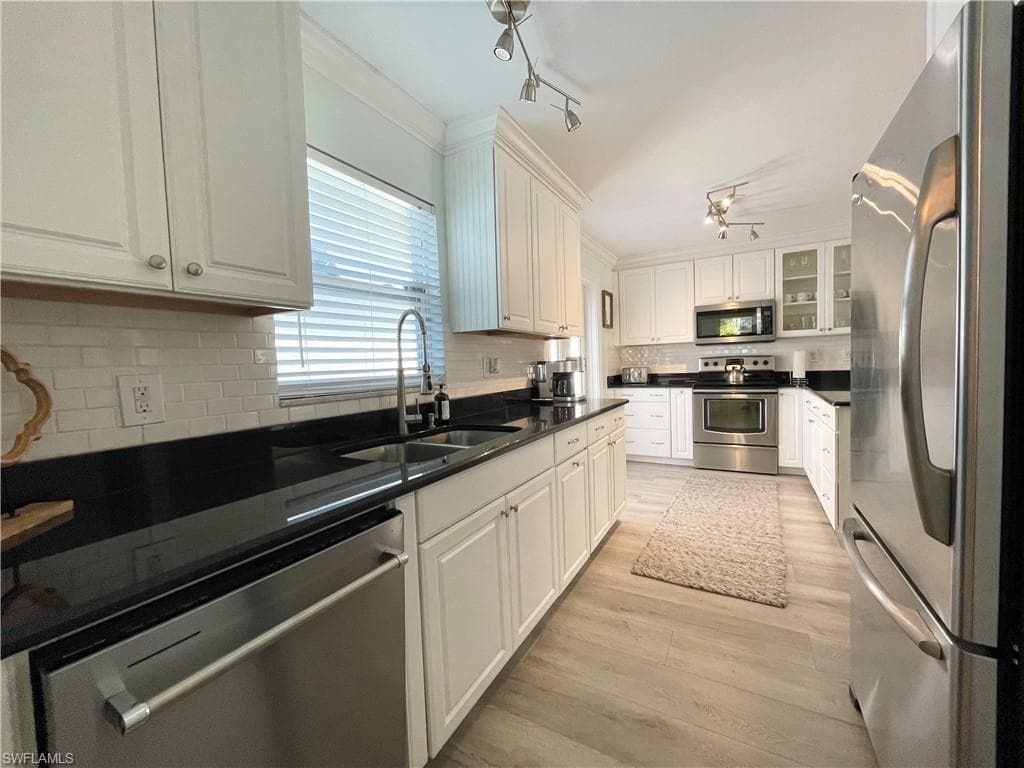 905 13th ST N, NAPLES FL 34102-6