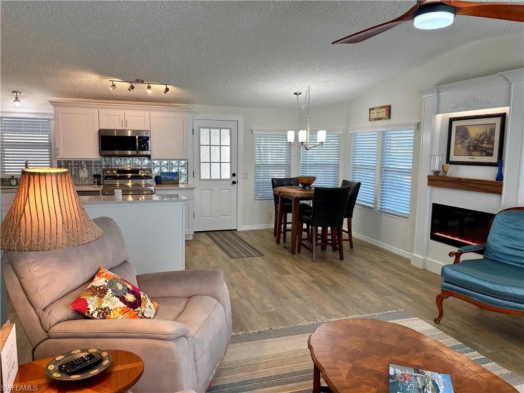 158 Seven Seas WAY # 158, NAPLES FL 34104-2