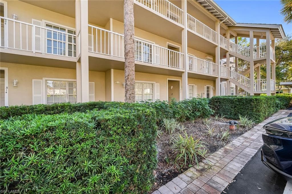 322 Sugar Pine LN # 322, NAPLES FL 34108-32