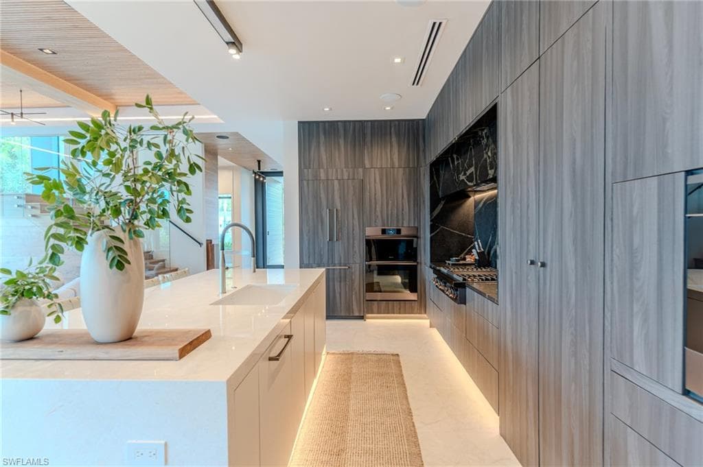 1100 Sandpiper ST, NAPLES FL 34102-2