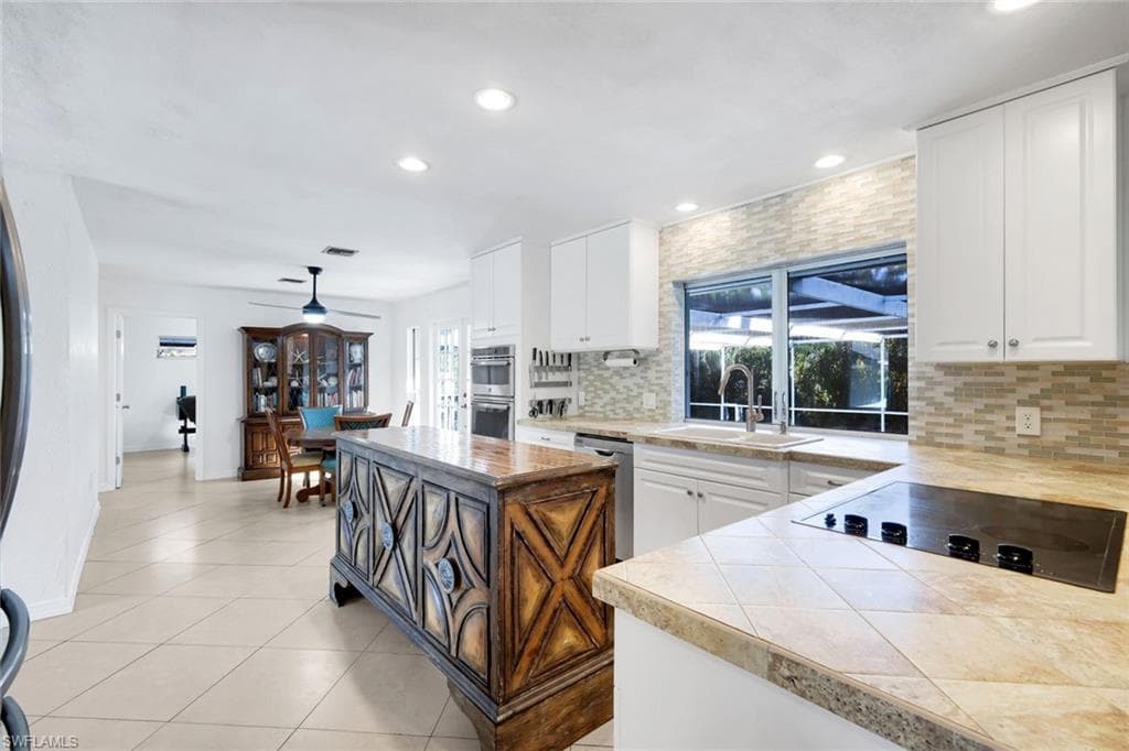 4352 Parrot AVE, NAPLES FL 34104-8