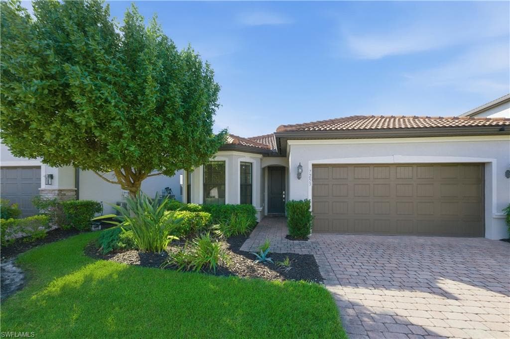 7253 Wilton DR, NAPLES FL 34109-36