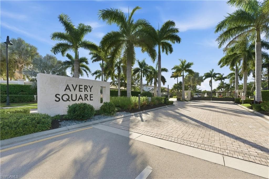 7253 Wilton DR, NAPLES FL 34109-39
