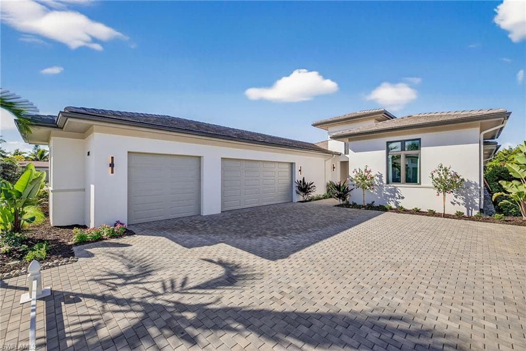 2051 Cambridge Park DR, NAPLES FL 34109-1