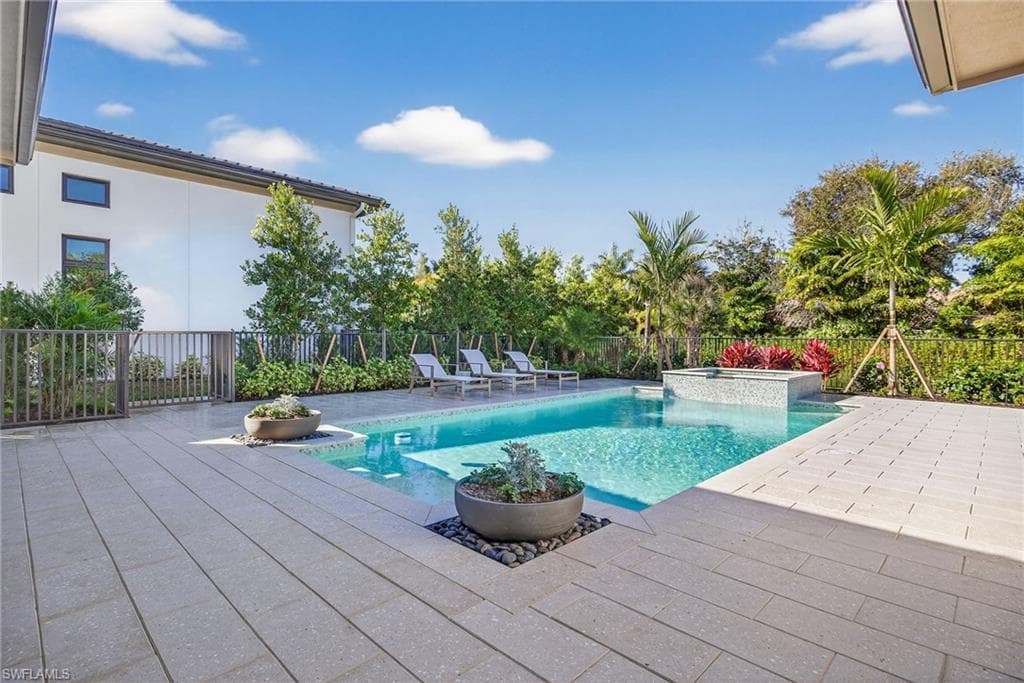 2051 Cambridge Park DR, NAPLES FL 34109-38