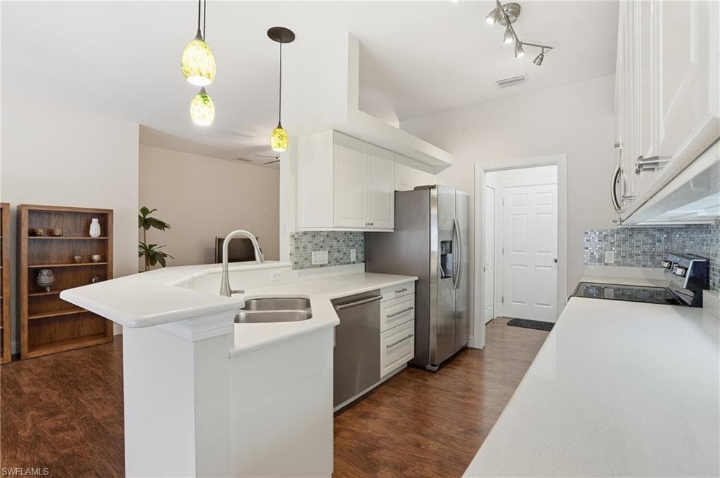 10711 Maui CIR, ESTERO FL 33928-11