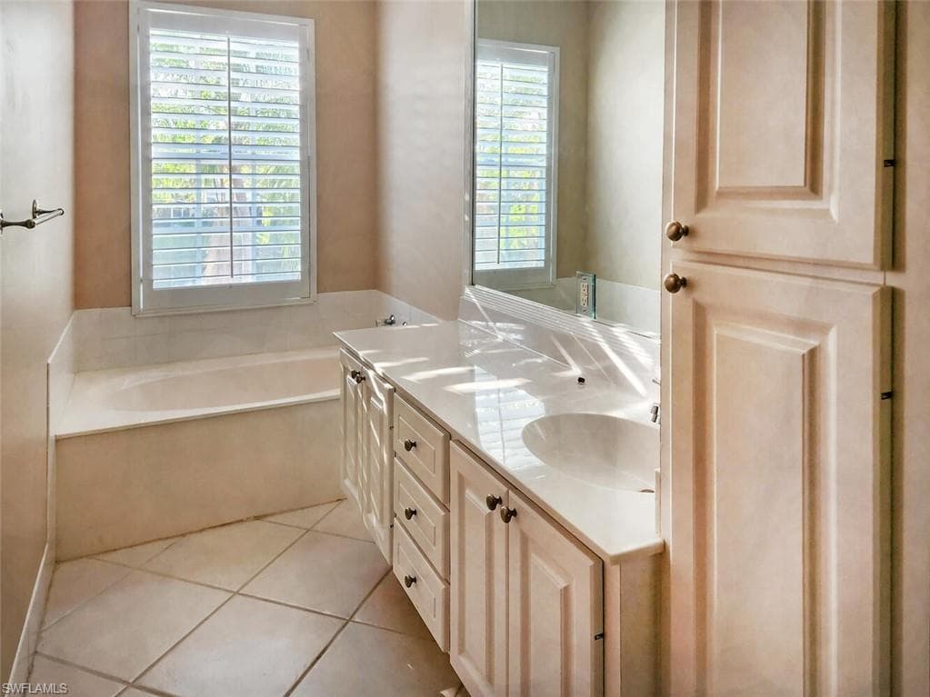 5417 Cove CIR # 112, NAPLES FL 34119-17