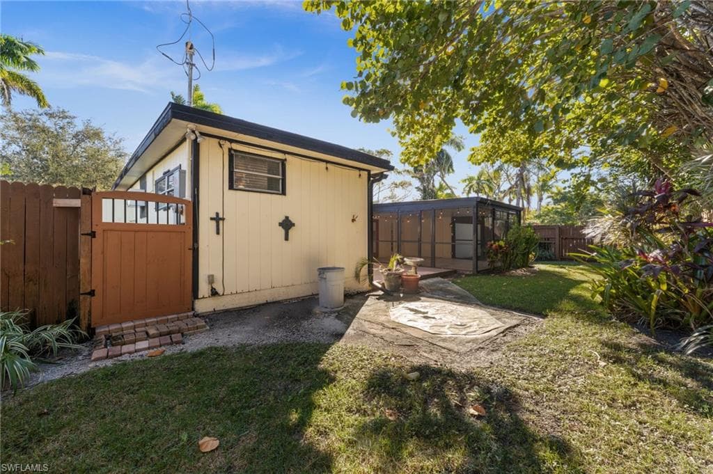 715 10th ST N, NAPLES FL 34102-25