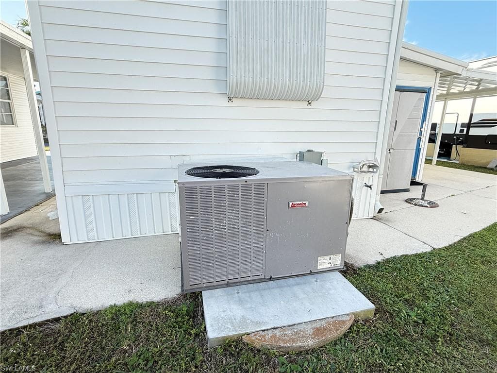 11182 Sunglow LN, FORT MYERS FL 33908-25