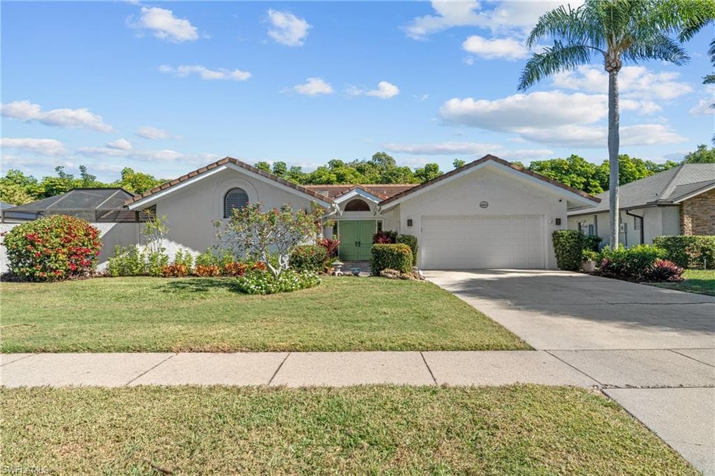 2419 Pine Woods CIR # 11, NAPLES FL 34105-1