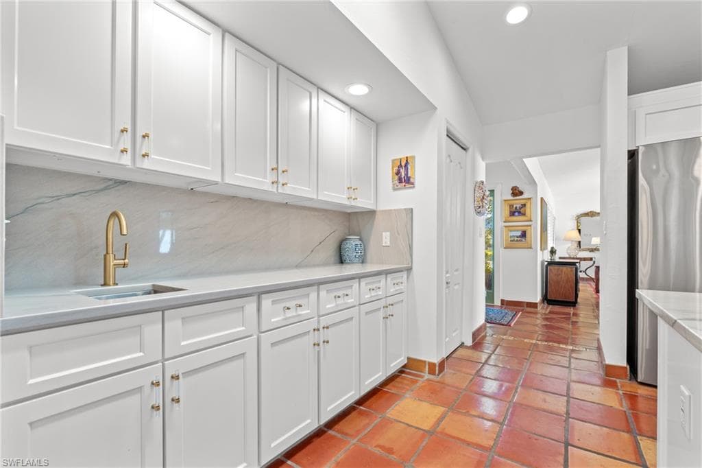 2419 Pine Woods CIR # 11, NAPLES FL 34105-15