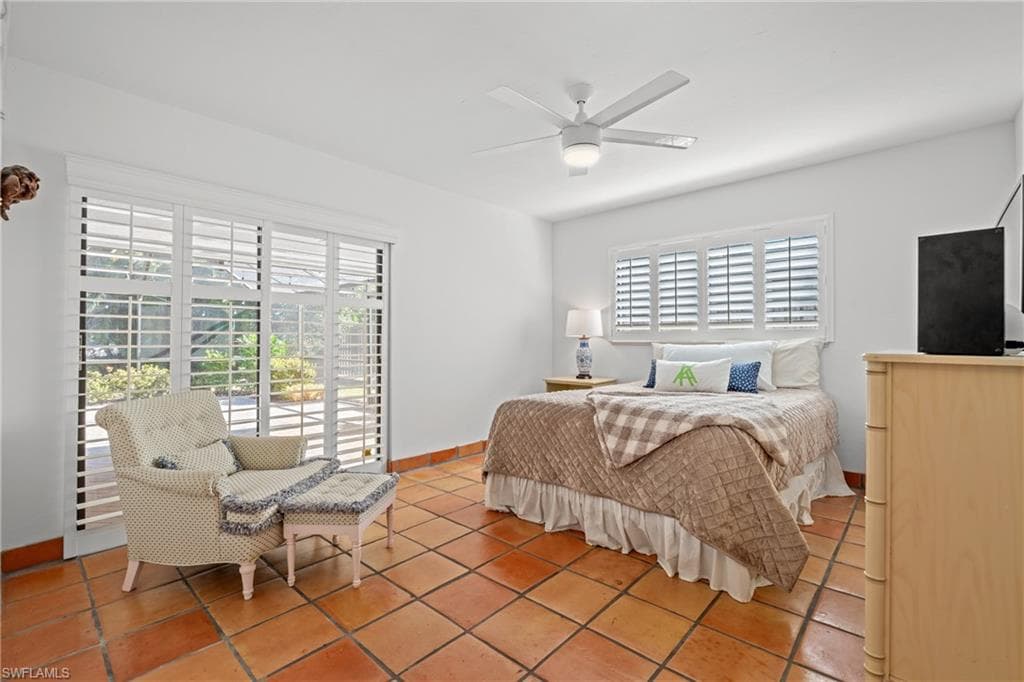 2419 Pine Woods CIR # 11, NAPLES FL 34105-25