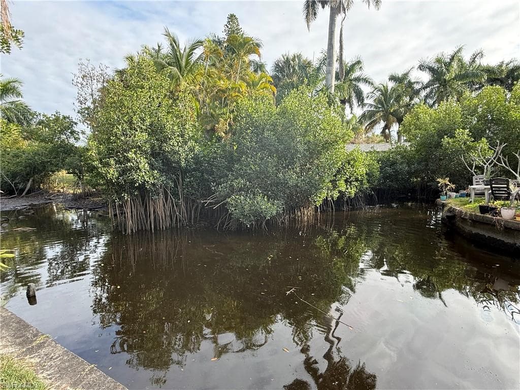 77 Oak ST, NORTH FORT MYERS FL 33903-1