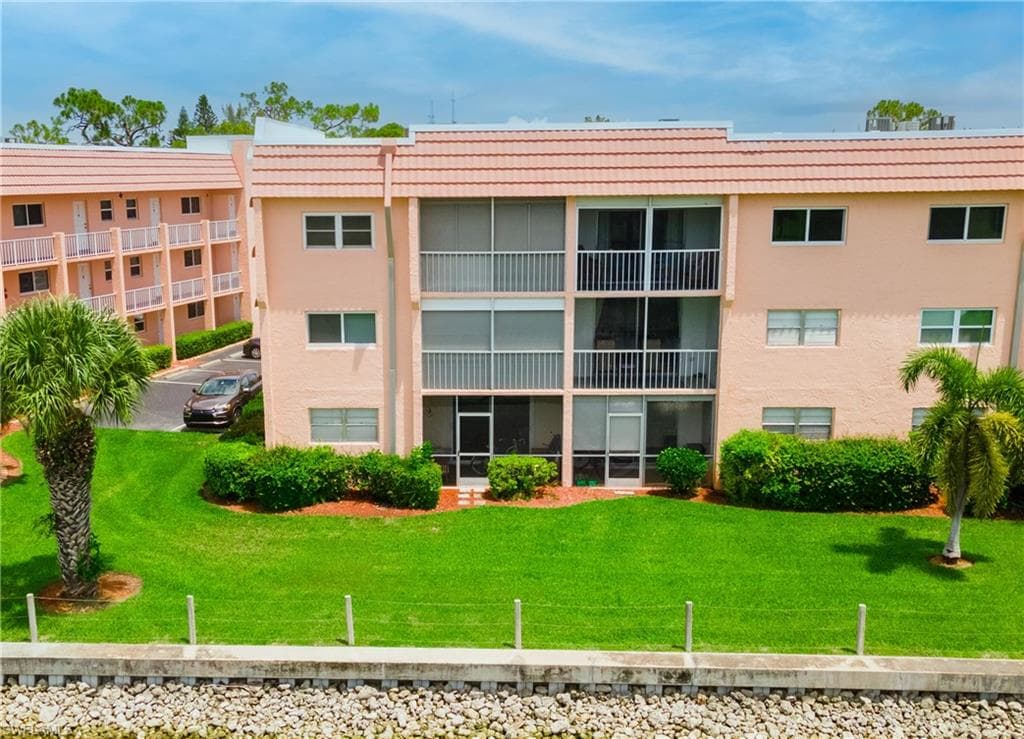 190 Turtle Lake CT # 311, NAPLES FL 34105-2