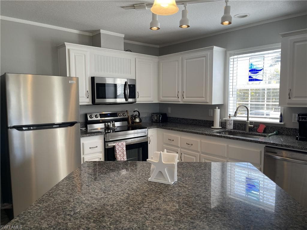 5520 Rainbow DR, BOKEELIA FL 33922-4