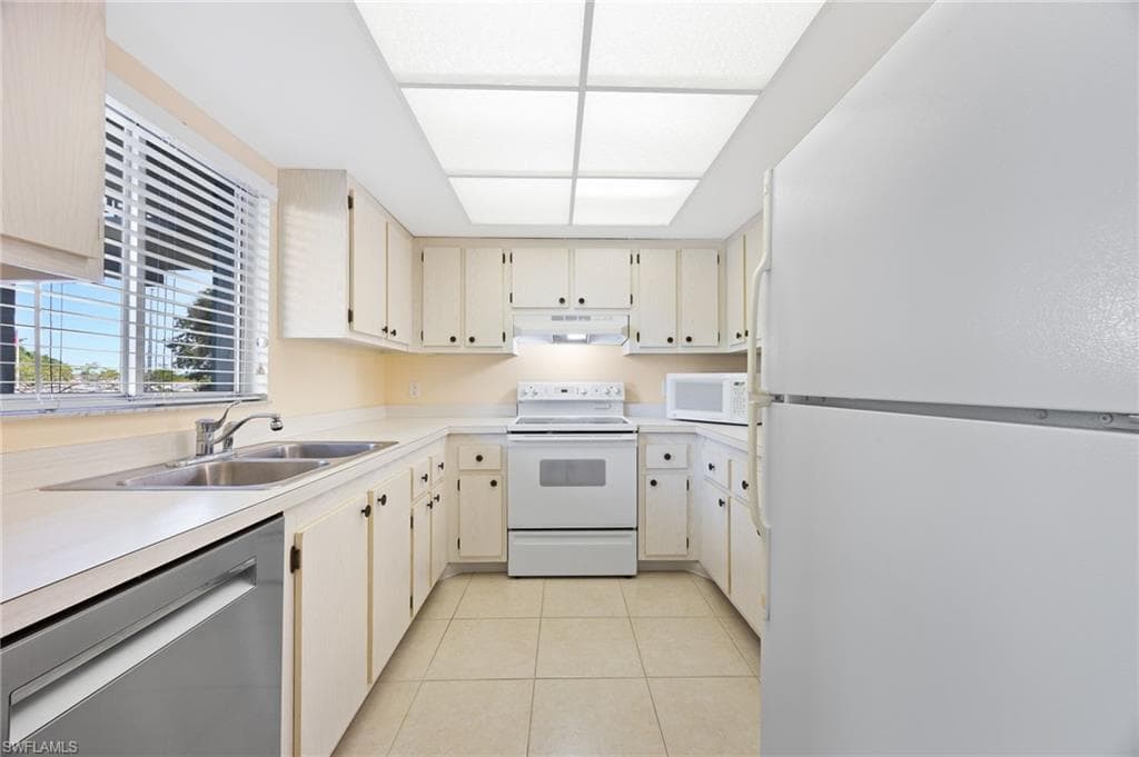 5683 Rattlesnake Hammock RD # 202, NAPLES FL 34113-10