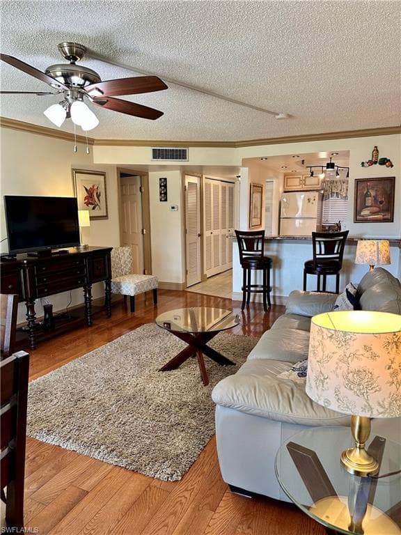 190 Turtle Lake CT # 202, NAPLES FL 34105-2