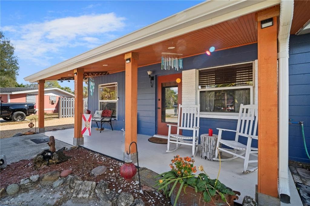 2114 E Gardenia CIR, NORTH FORT MYERS FL 33917-2