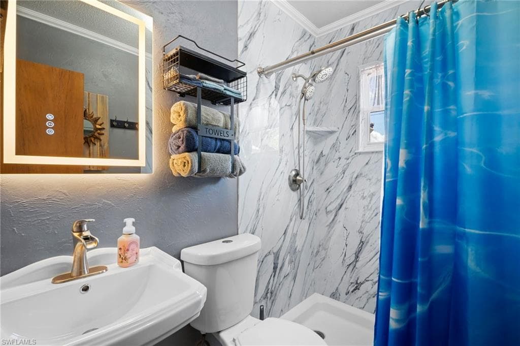 2114 E Gardenia CIR, NORTH FORT MYERS FL 33917-23