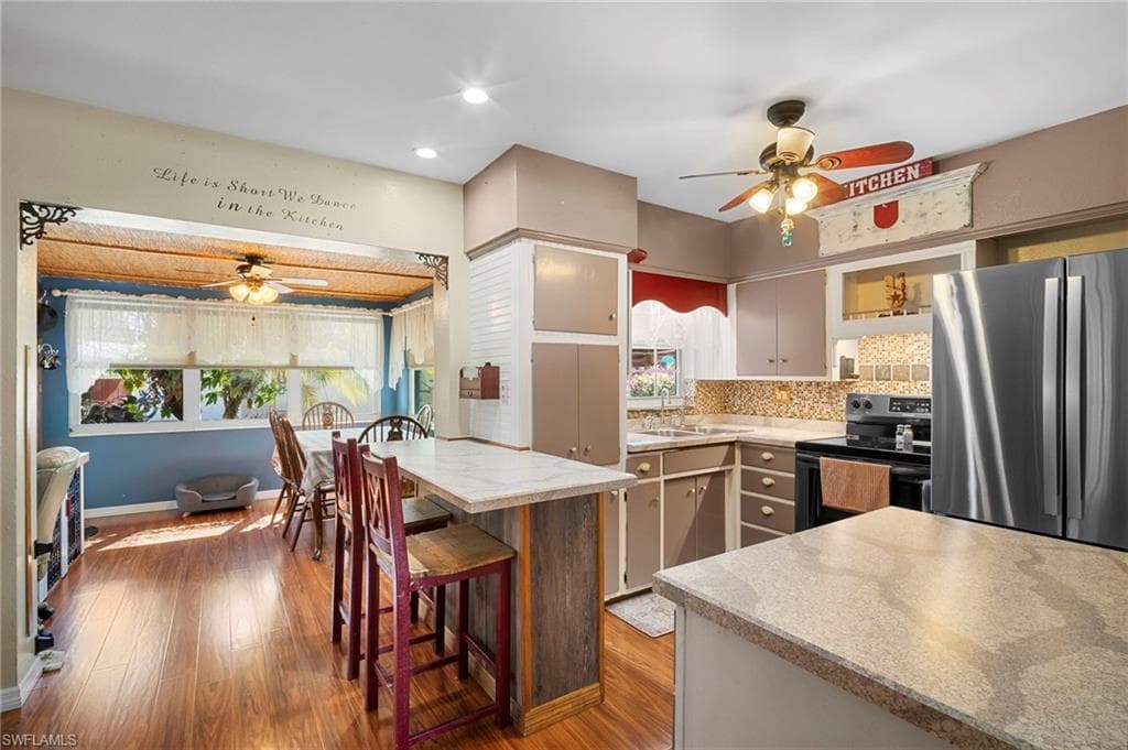 2114 E Gardenia CIR, NORTH FORT MYERS FL 33917-9