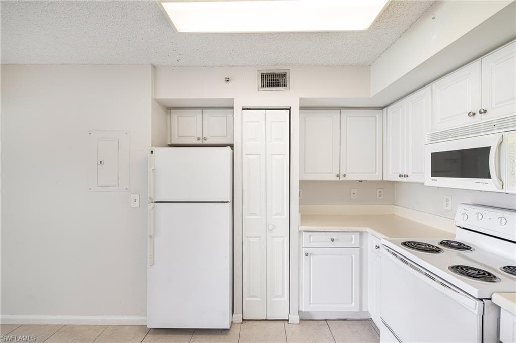 1265 Wildwood Lakes BLVD # 106, NAPLES FL 34104-11