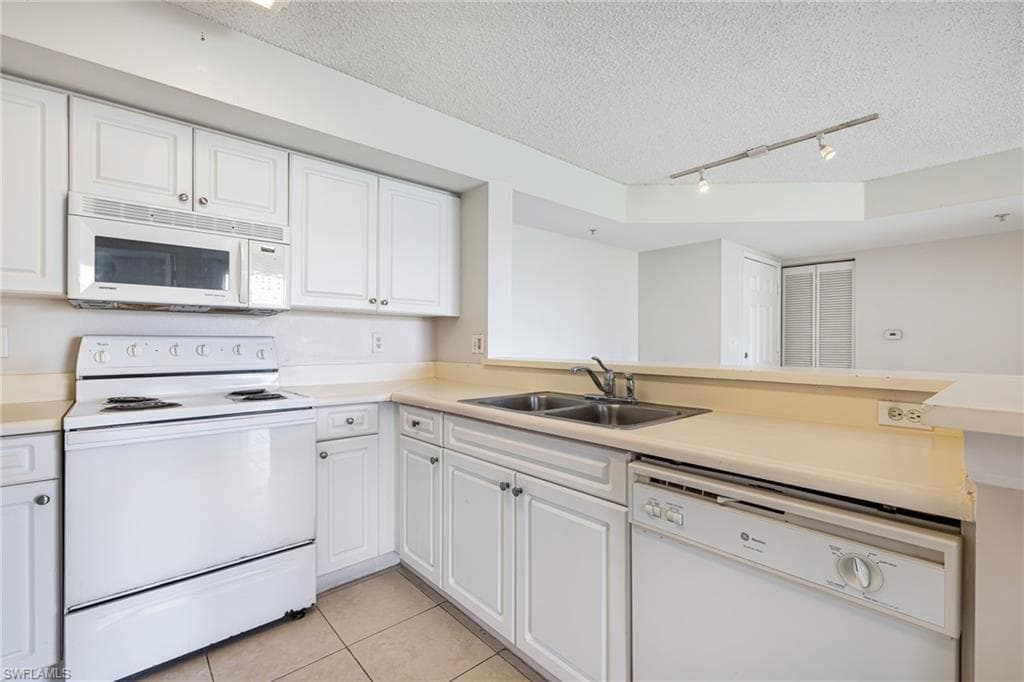 1265 Wildwood Lakes BLVD # 106, NAPLES FL 34104-10