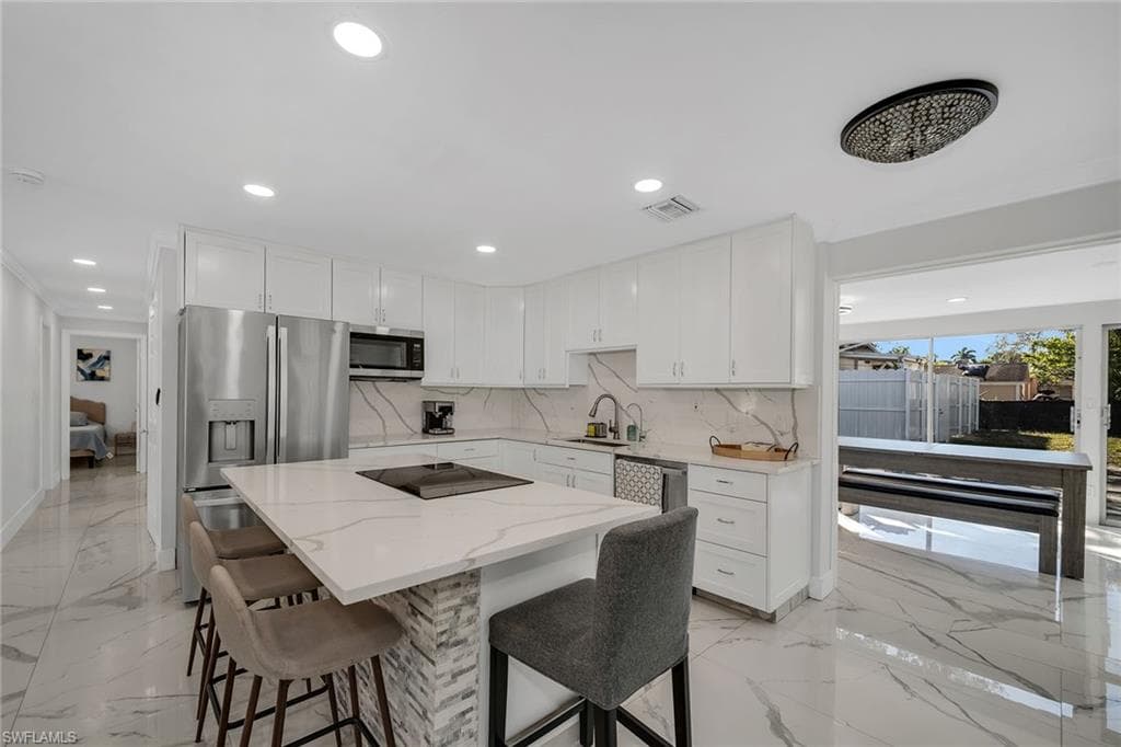 3954 Coconut CIR N, NAPLES FL 34104-8