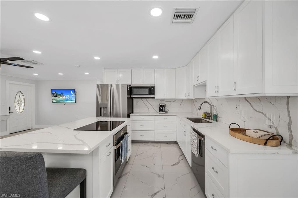 3954 Coconut CIR N, NAPLES FL 34104-9