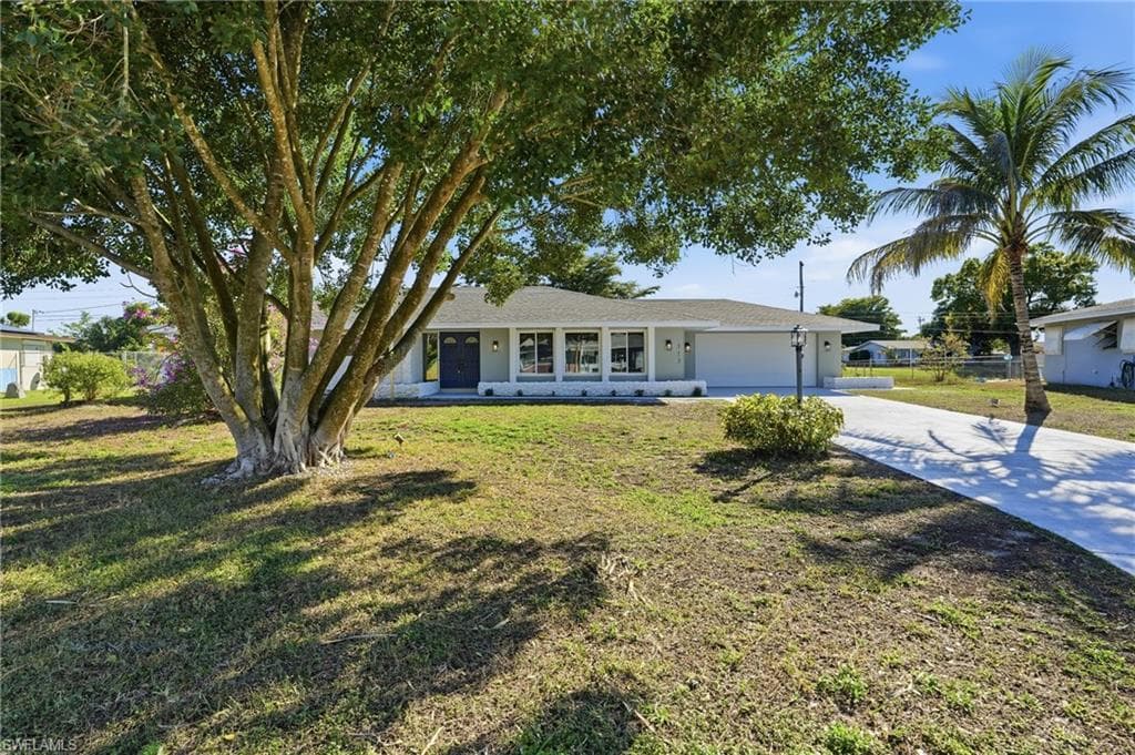 113 E Lake DR, LEHIGH ACRES FL 33936-1
