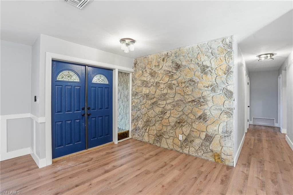 113 E Lake DR, LEHIGH ACRES FL 33936-9