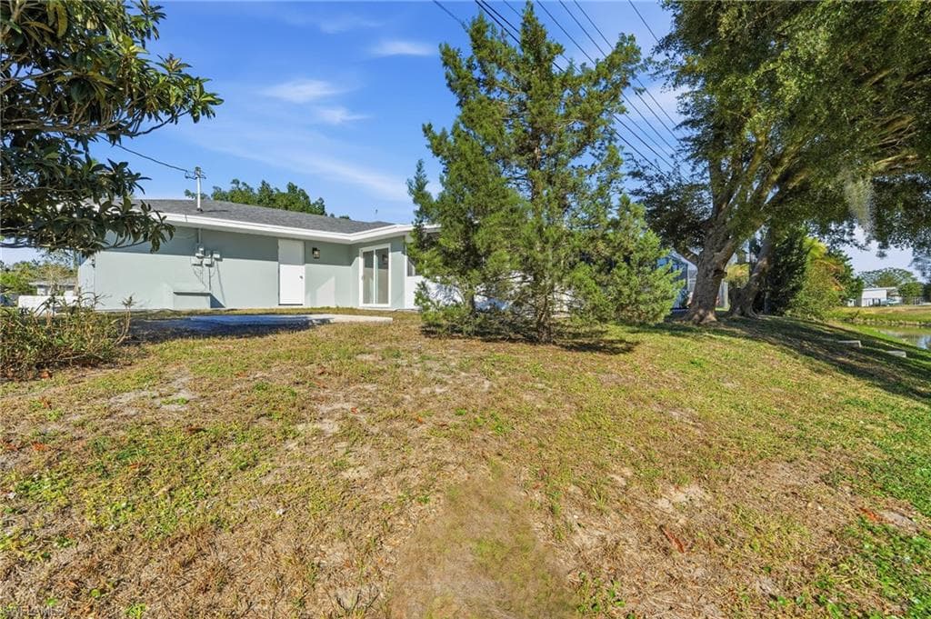 113 E Lake DR, LEHIGH ACRES FL 33936-47