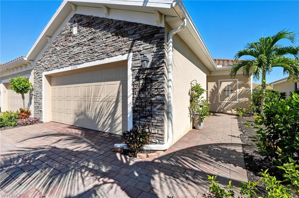 8290 Venetian Pointe DR, FORT MYERS FL 33908-2