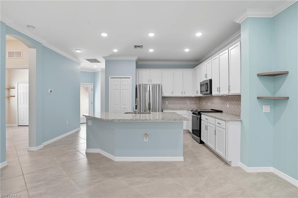 8290 Venetian Pointe DR, FORT MYERS FL 33908-10