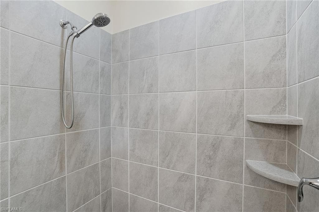 8290 Venetian Pointe DR, FORT MYERS FL 33908-24