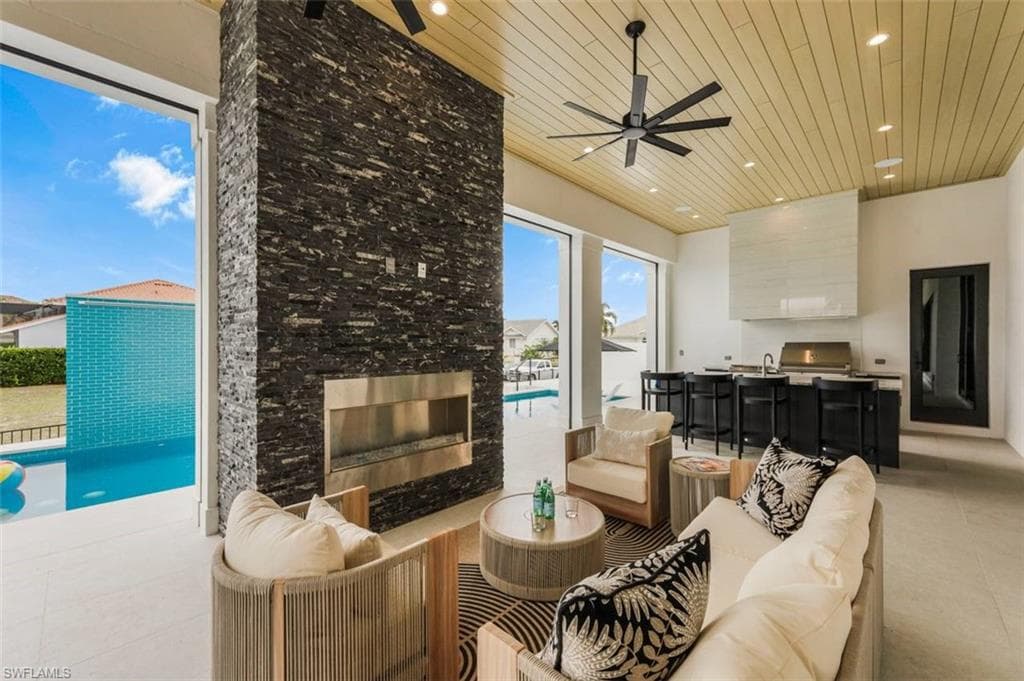 661 Amber DR, MARCO ISLAND FL 34145-12