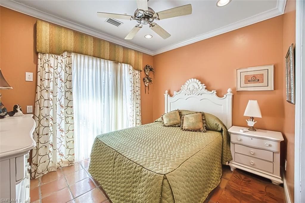 130 Montrose DR-29