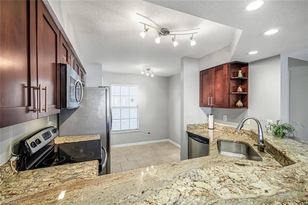 9580 Victoria LN # 208A, NAPLES FL 34109-8