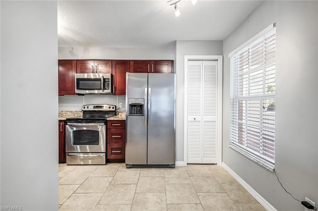 9580 Victoria LN # 208A, NAPLES FL 34109-9