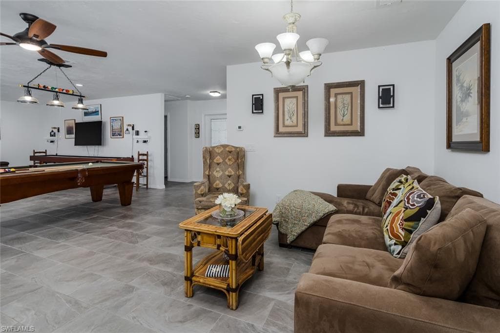 661 Valley DR-19