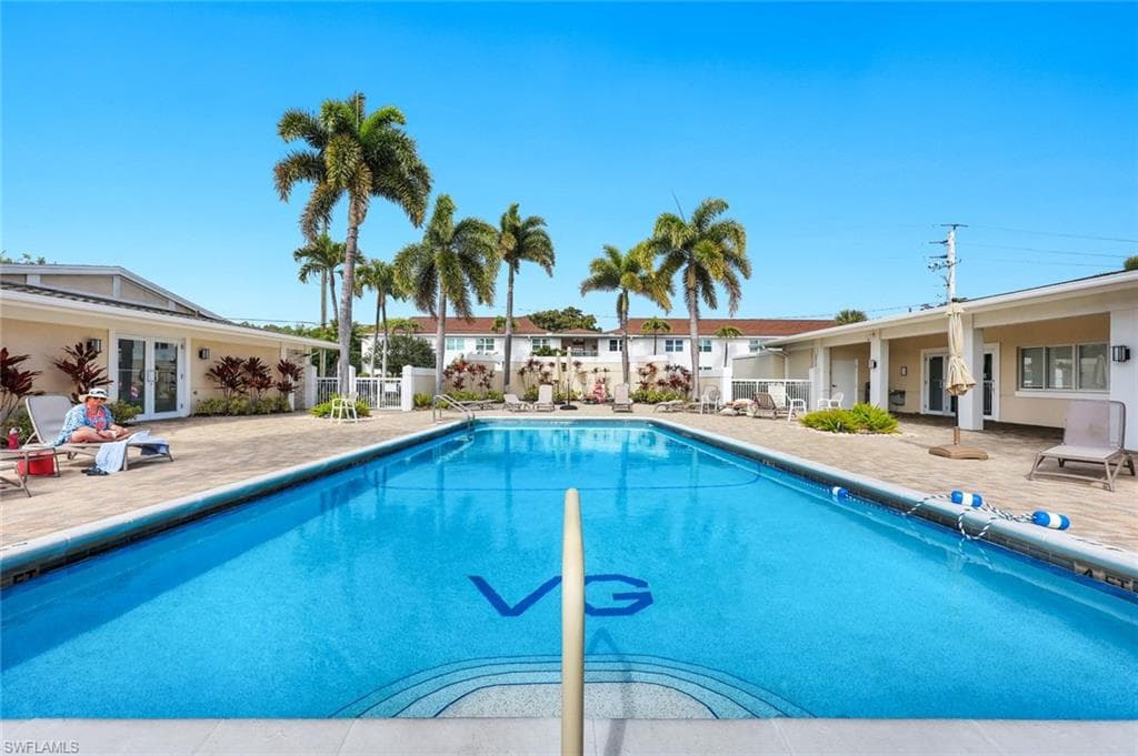 668 Broad AVE S # J668, NAPLES FL 34102-18
