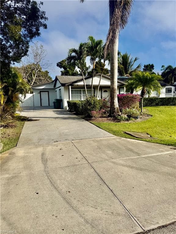 733 Pine Cone LN, NAPLES FL 34104-3