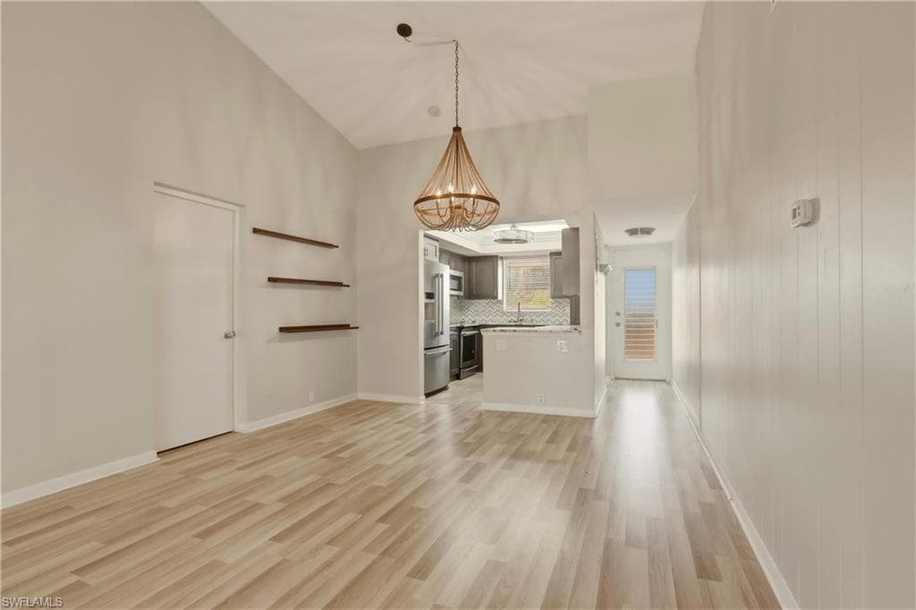 403 SE 43rd TER 9-9