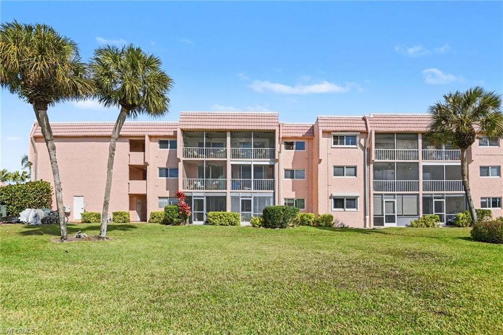 200 Forest Lakes BLVD # 305, NAPLES FL 34105-14
